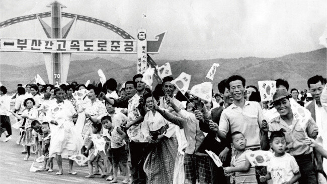 1970년 7월 7일 개통된 경부고속도로는 한국 산업화를 이끄는 역할을 했다. [한국도로공사 제공]
