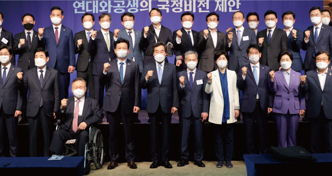 이낙연 전 더불어민주당 대표가 5월 10일 오전 서울 용산구 백범김구기념관 컨벤셜홀에서 싱크탱크 ‘연대와 공생’ 주최로 열린 정책 심포지엄에서 참석자들과 기념 촬영을 하고 있다. [뉴시스]