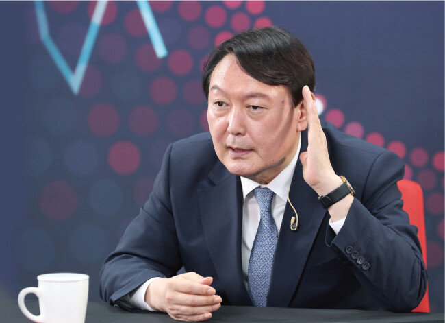 윤석열 전 검찰총장이 9월 12일 서울 여의도 국민의힘 중앙당사에서 경선 예비후보 12명을 대상으로 열린 유튜브 라이브 방송 ‘올데이 라방’에 출연해 질문에 답하고 있다. [동아DB]