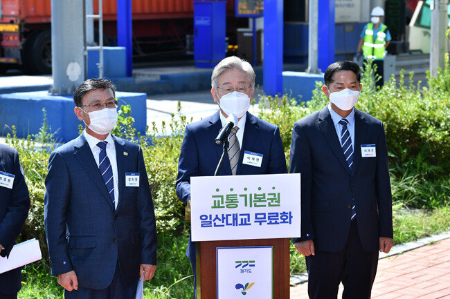 이재명 경기지사, 정하영 김포시장(왼쪽), 이재준 고양시장(오른쪽) 등이 9월 3일 경기 김포시 걸포동 소재 일산대교 톨게이트 현장에서 ‘일산대교 무료화 선언 합동 현장 브리핑’을 하고 있다. [김포시청 제공]