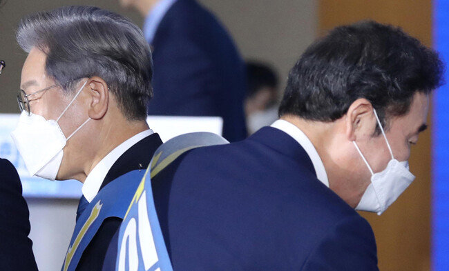 9월 12일 강원 원주시 오크밸리에서 열린 더불어민주당 대선 후보자 강원 순회경선 합동연설회에서 정견발표 마친 이재명, 이낙연 후보. [동아일보]