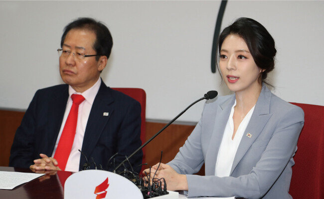 2018년 3월 9일 서울 여의도 자유한국당(현 국민의힘) 당사에서 배현진 전 MBC 앵커가 영입인사 환영식을 마친 후 소감을 밝히고 있다. 왼쪽은 홍준표 당시 자유한국당 대표. [김동주 동아일보 기자]