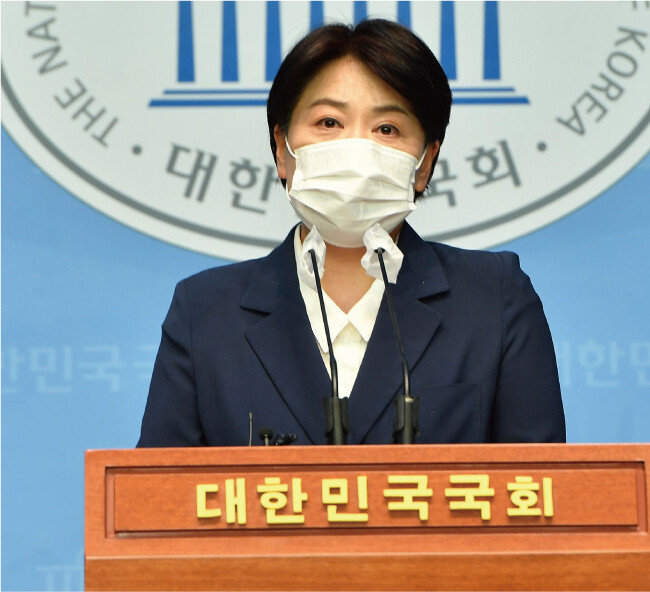 8월 27일 서울 여의도 국회에서 윤희숙 국민의힘 의원이 기자회견을 하고 있다. 윤 의원은 “문제가 된 농지는 매각되는 대로 이익을 전부 사회에 환원하겠다”고 밝혔다. [뉴스1]