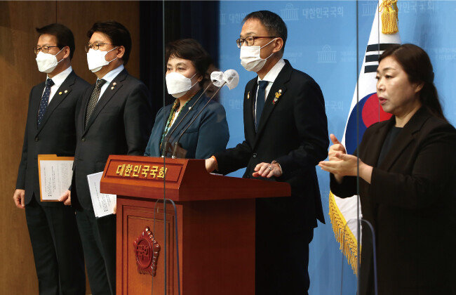박주민 더불어민주당 의원이 3월 15일 기자회견을 열고 ‘스토킹처벌법’ 통과를 촉구하고 있다. 스토킹처벌법은 3월 24일 국회를 통과했다. 1999년 15대 국회에서 처음 발의된 뒤 22년 만이다. [뉴시스]