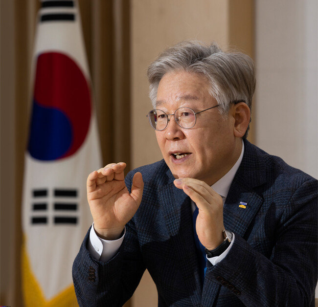 2월 17일 경기도청에서 ‘신동아’와 인터뷰 중인 이재명 경기지사. [조영철 기자]