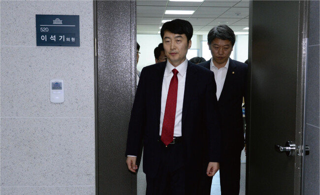 2013년 9월 4일 이석기 당시 통합진보당 의원이 체포동의안 처리를 위한 국회 본회의에 참석하기 위해 의원실을 나서고 있다. [동아DB]