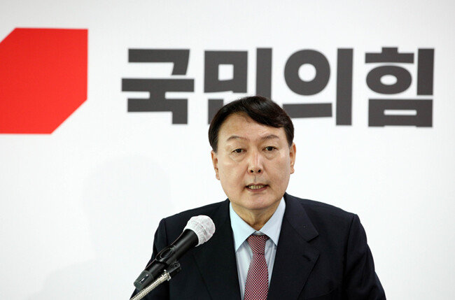 국민의힘 대선 예비후보인 윤석열 전 검찰총장이 9월 22일 서울 여의도 국민의힘 중앙당사에서 외교안보 관련 공약을 발표하고 있다. [뉴스1]