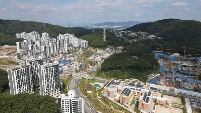 화천대유자산관리 등을 둘러싸고 논란이 거세게 일고 있는 가운데, 9월 23일 경기 성남시 분당구 대장동 개발사업 현장에서 건설 작업이 한창 진행되고 있다. 가운데 터널을 중심으로 왼편이 A1, A2, A6 구역, 오른편이 A10 구역이다. 위로는 빌딩이 밀집한 판교 테크노밸리가 위치해 있다. [박영대 동아일보 기자] 