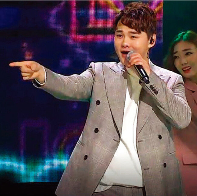 박서진은 지난해 2월 26일 ‘나는 트로트 가수다’ 2차 경연에서 사랑 노래를 열창했다. 실제로는 ‘연애 경험이 없는 모태 솔로’라고 고백하기도 했다. [MBC에브리원 ‘나는 트로트 가수다’ 방송 화면 캡처]