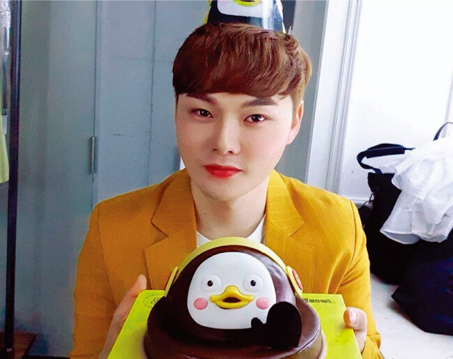 지난해 8월 21일 생일을 맞이한 박서진. 좋아하는 펭수 캐릭터 모양의 생일 케이크를 받아 들고 흐뭇해하고 있다. [박서진 인스타그램]
