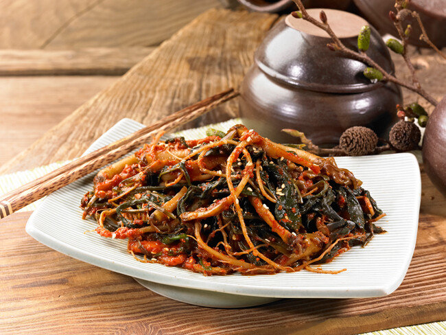  고들빼기 김치를 담글 때는 소금물에 이틀 정도 담가 쓴맛을 좀 우려내고 양념에 버무리면 좋다.  [GettyImage]