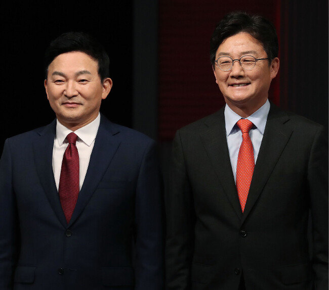 10월 15일 서울 마포구 상암 MBC에서 원희룡 전 제주지사(왼쪽)와 유승민 전 의원이 ‘1대1 맞수토론’ 전 포즈를 취하고 있다. [뉴스1]