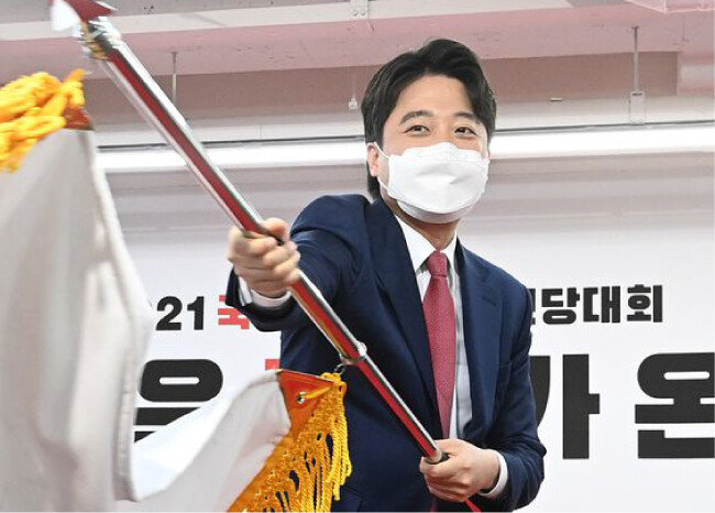 6월 11일 치러진 국민의힘 전당대회에서 당대표로 선출된 이준석 대표가 당기를 흔들고 있다. [뉴시스]