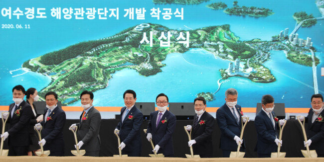2020년 6월 11일 전남 여수 경도 개발부지에서 호텔, 콘도, 해상케이블카 등을 짓는 해양관광단지 착공식이 열렸다. 김영록 전남지사(왼쪽에서 네 번째), 박현주 미래에셋그룹 회장(왼쪽에서 다섯 번째) 등이 관계자들과 함께 시삽식을 하고 있다.