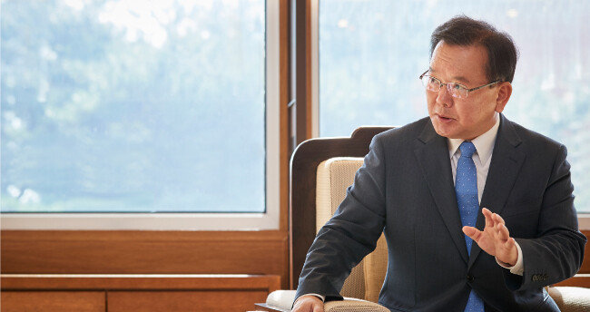 10월 14일 정부세종청사 총리실에서 인터뷰 중인 김부겸 국무총리. [홍중식 기자]