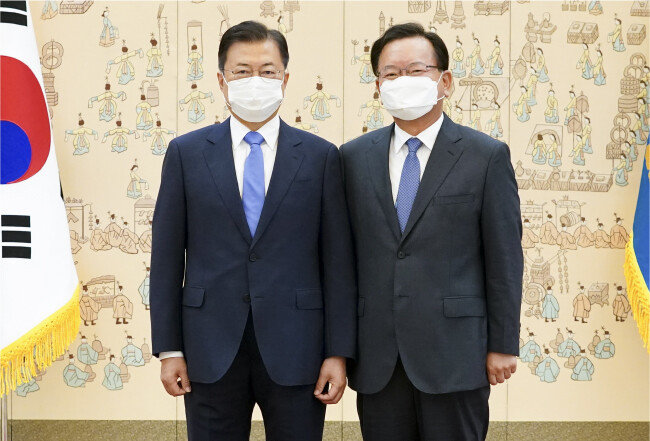 문재인 대통령이 5월 14일 청와대에서 김부겸 국무총리에게 임명장을 수여한 후 기념 촬영을 하고 있다. [뉴스1]