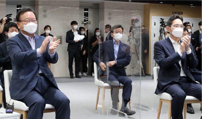 김부겸 국무총리(왼쪽)와 이재용 삼성전자 부회장이 9월 14일 ‘청년희망ON 프로젝트’ 2호  ‘삼성 청년 소프트웨어 아카데미(SSAFY)’ 교육에 참석해 박수를 치고 있다. [뉴시스]