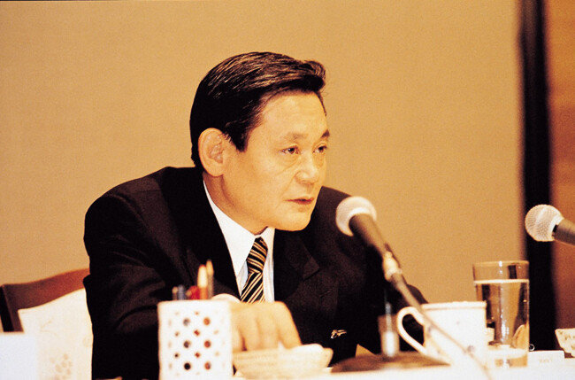 고 이건희 삼성그룹 회장이 1993년 6월 7일 독일 프랑크푸르트에서 “마누라와 자식 빼고는 다 바꾸자”며 '신경영'을 선언하던 모습. 삼성은 이후 ‘질적 대전환’을 시작했다. [삼성전자 제공]