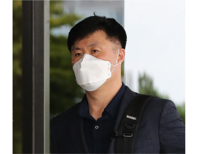 김문기 성남도시개발공사 개발1처장이 10월 7일 오후 서울 서초구 서울중앙지방검찰청으로 대장동 개발사업 특혜 의혹 관련 조사를 받기 위해 출석하고 있다. [동아DB]