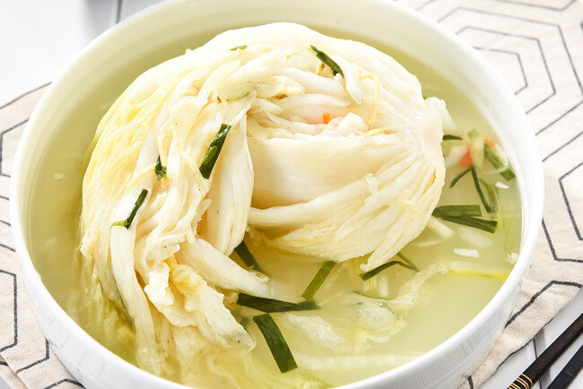 백김치는 두툼하고 아삭한 배추 줄기뿐 아니라 짠 국물이 쭉쭉 배어나는 부들부들한 이파리 끝까지 모두 맛있다. [GettyImage]