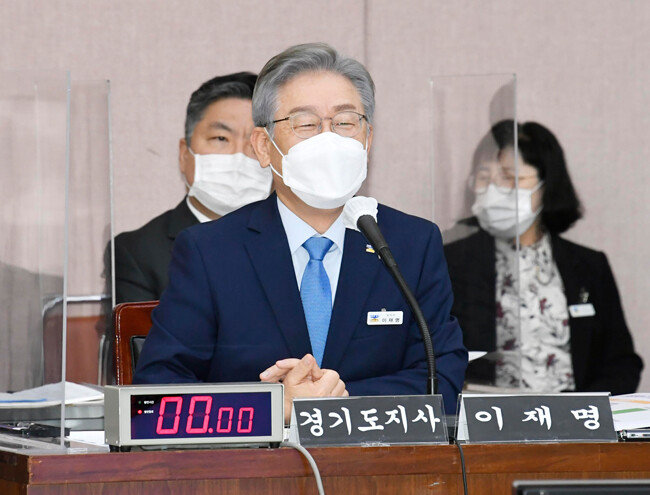 더불어민주당 대선 후보인 이재명 경기지사가 10월 18일 경기도청에서 열린 국회 행정안전위원회의 경기도에 대한 국정감사에 응하고 있다. [사진공동취재단]