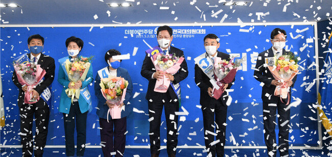 5월 2일 서울 여의도 더불어민주당 중앙당사에서 열린 임시전국대의원대회에서 신임 대표로 선출된 송영길 후보와 최고위원 당선자들이 기념촬영을 하고 있다. 왼쪽부터 김영배, 백혜련, 전혜숙 최고위원, 송영길 당대표, 김용민, 강병원 최고위원. [사진공동취재단]