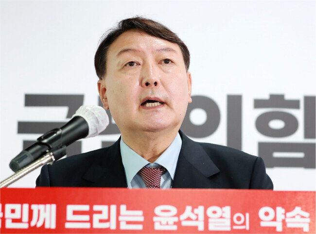 국민의힘 대선 예비후보인 윤석열 전 검찰총장이 9월 22일 서울 여의도 국민의힘 중앙당사에서 외교안보 관련 공약을 발표하고 있다. [사진공동취재단]