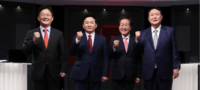 윤석열 전 검찰총장(오른쪽부터), 홍준표 의원, 원희룡 전 제주지사, 유승민 전 의원 등 국민의힘 대선 예비후보들이 10월 15일 서울 상암동 MBC 사옥에서 열린 1대1 맞수토론에 앞서 기념 촬영하고 있다. [뉴스1]