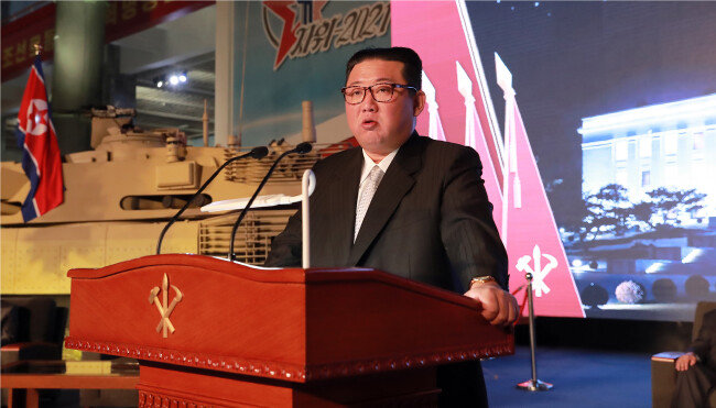 북한이 10월 10일 노동당 창건 76주년을 맞아 10월 11일 국방발전전람회 ‘자위-2021’을 개막했다, 이 자리에서 김정은 당 총비서가 기념연설을 했다고 당 기관지 노동신문이 12일 보도했다. [평양노동신문=뉴스1]
