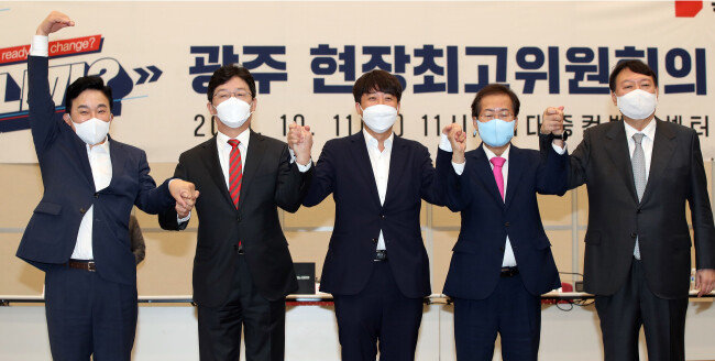 이준석 국민의힘 대표(가운데)를 포함해 원희룡 전 제주지사(왼쪽에서 첫 번째), 유승민 전 의원(왼쪽에서 두 번째), 홍준표 의원(오른쪽에서 두 번째), 윤석열 전 검찰총장(오른쪽에서 첫 번째) 등 대선 경선 후보들이 10월 11일 광주 김대중컨벤션센터에서 ‘광주 현장최고위원회의’에 앞서 기념촬영을 하고 있다. [뉴스1]