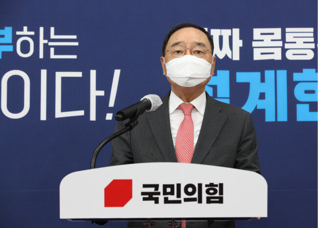 정홍원 국민의힘 선거관리위원장이 10월 8일 서울 여의도 국회에서 국민의힘 대선 후보 본경선 진출자 4명을 발표하고 있다. [뉴스1]