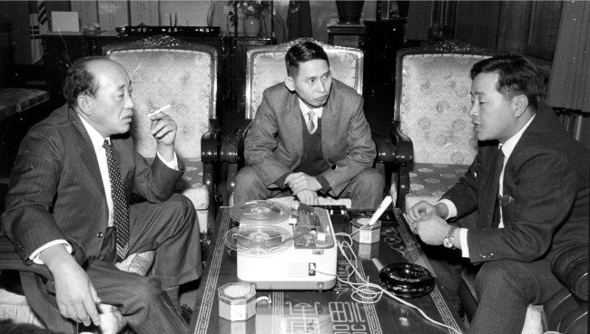 1969년 1월 ‘신동아’가 개최한 좌담회. 김진만 공화당 원내총무(왼쪽)와 김영삼 신민당 원내총무(오른쪽). 신동아의 편집 구성은 특집, 좌담, 논픽션, 문예물, 르포르타주, 백서(白書) 등 다양한 분야를 아울렀다. [동아 DB]