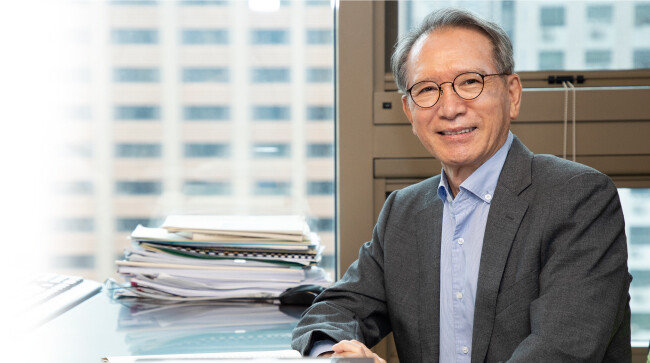 김형오 전 국회의장은 “‘신동아’ 기자 생활을 하며 사회정의의 실현과 공동체 보전에 대해 날카롭고 무겁게 생각하는 버릇을 길렀다”고 말했다. [조영철 기자]