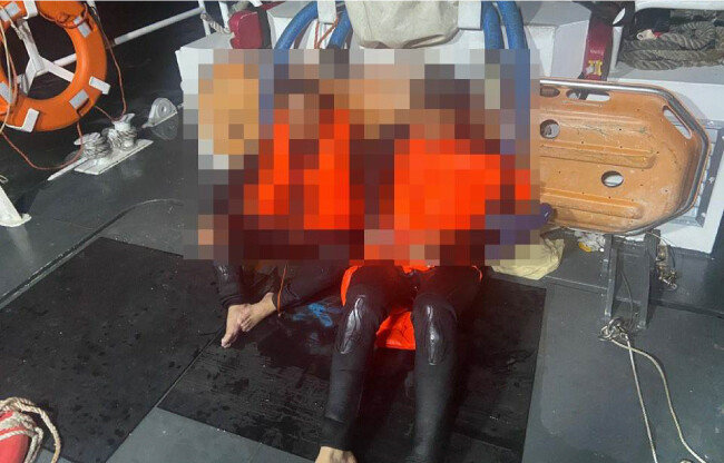 코로나19 유행 이후 지난해 밀입국자 단속률이 이전 해보다 110% 증가했다. 2020년 9월 부산 남외항에서 밀입국을 시도하는 중국인 선원 2명이 검거되는 모습. [부산해양경찰서 제공]