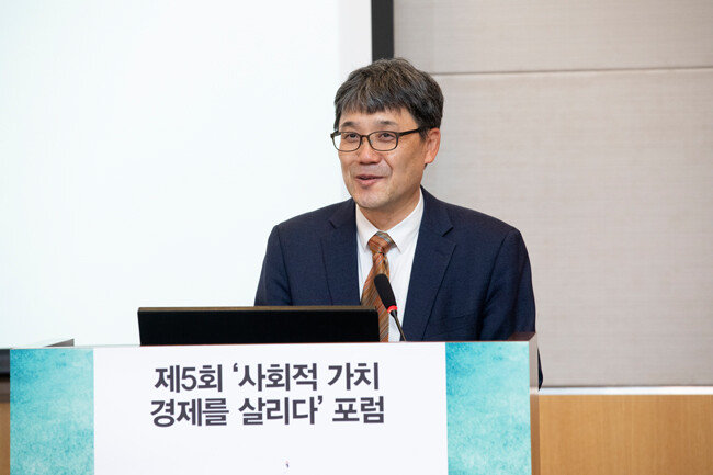윤제용 한국환경연구원 원장은 “사회적 가치로서의 탄소중립은 기후위기에 대응하기 위해 전 인류가 동참하지 않을 수 없는 상황이 됐다”고 강조했다. [지호영 기자]
