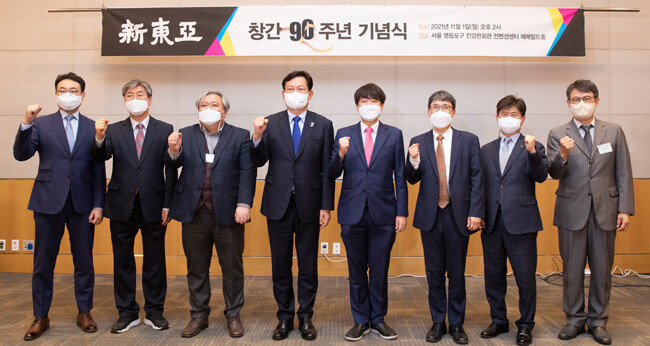 11월 1일 오후 2시 서울 전경련회관에서 개최된 ‘신동아’ 창간 90주년 기념식과 제5회 ‘사회적 가치, 경제를 살리다’ 포럼에 참가한 여야 대표와 포럼 발제자들. 사진 왼쪽부터 임대웅 BNZ파트너스 대표, 김정인 중앙대 교수, 최영철 신동아 편집장, 송영길 더불어민주당 대표, 이준석 국민의힘 대표, 윤제용 한국환경연구원 원장, 안윤기 포스코경영연구원 상무, 서정보 출판국장. [지호영 기자]