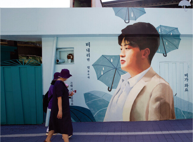 ‘김호중 소리길’의 벽화거리에는 호중의 삶을 스토리텔링화한 화가 이어져 있다. [지호영 기자]