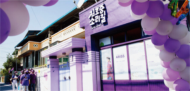 벽화거리 상점의 유리문을 스토리보드로 개조했다. 김호중의 팬덤 아리스(ARISS)와 성장 과정, 김호중과 스승 서수용 교사의 특별한 인연, 김호중의 대표곡을 일목요연하게 소개한 스토리보드가 방문객의 발걸음을 멈추게 한다. [지호영 기자]