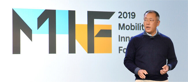 2019년 11월 미국 샌프란시스코에서 열린 ‘모빌리티 이노베이터스 포럼(Mobility Innovators Forum)에서 정의선 회장이 현대차그룹의 새로운 모빌리티 개발 철학에 대해 설명하고 있다. [현대차그룹 제공]
