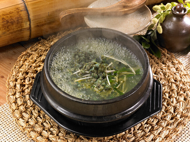 올갱이와 채소를 넣고 팔팔 끓여 만든 올갱이국은 맹숭맹숭 맑으면서 개운한 맛이 일품이다. [GettyImage]