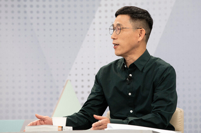 진중권 전 동양대 교수는 “안철수 국민의힘 대선 후보는 ‘새정치’를 들고 나오지 못한 만큼 영향력은 크지 않을 것”이라며 “야권 단일화는 안 후보의 지지율을 봐가며 판단해도 늦지 않을 것”이라고 분석했다. [조영철 기자]