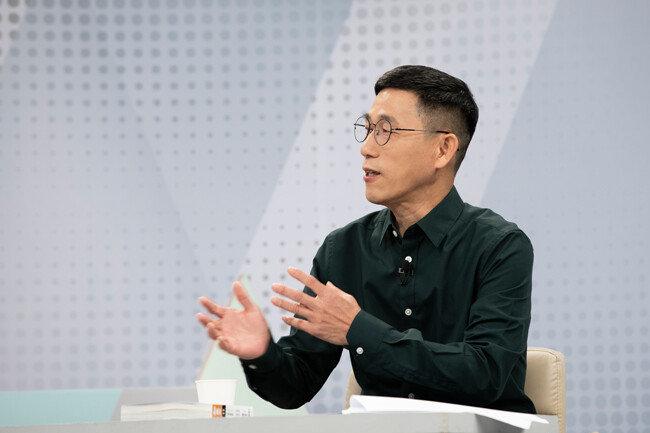 진중권 전 동양대 교수가 11월 8일 ‘신동아’ 창간 90주년 특별대담에서 발언하고 있다. [조영철 기자]