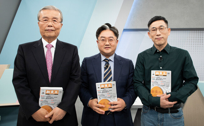 김종인 전 국민의힘 비대위원장, 구자홍 ‘신동아’ 기자. 진중권 전 동양대 교수(왼쪽부터)가 ‘신동아’ 창간 90주년 특대호를 들고 기념 촬영을 하고 있다. [조영철 기자]