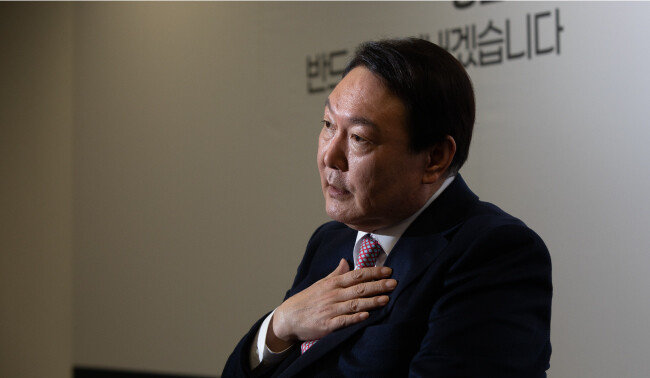 윤석열 국민의힘 대선후보는 여권이 윤 후보의 검사 시절 부산저축은행 부실 수사 의혹도 특검을 하자고 주장한 데 대해 “조작 선동하지 말라”고 비판했다. [박해윤 기자]