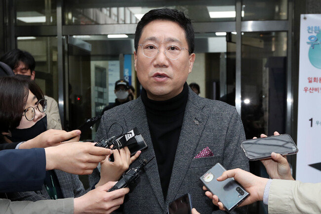 11월 17일 민주당 영입인재·비례대표 의원모임 비공개 간담회에 참석한 양정철 전 민주연구원장이 기자들의 질문에 답하고 있다. [뉴스1]