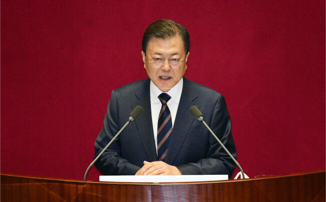 문재인 대통령이 10월 25일 서울 여의도 국회 본회의장에서 2022년도 예산안 시정연설을 하고 있다. [사진공동취재단]
