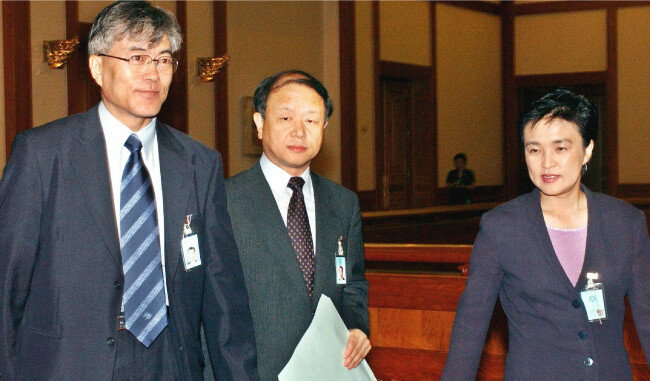 2003년 6월 17일 당시 강금실 법무장관(오른쪽)이 청와대에서 열린 사회관계장관회의에 참석하기 위해 송광수 검찰총장(가운데) , 문재인 대통령민정수석비서관과 함께 회의장에 들어서고 있다. [동아DB]