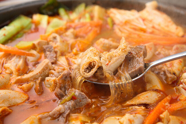 깨끗하게 손질한 곱창으로 전골을 끓이면 구수한 맛과 기름진 풍미가 일품이다. [GettyImage]