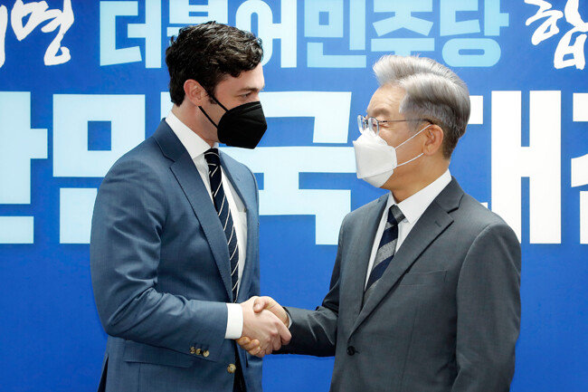 이재명 더불어민주당 대선후보(오른쪽)가 11월 12일 서울 여의도 중앙당사에서 존 오소프 미 상원의원을 접견하고 있다. [안철민 동아일보 기자]