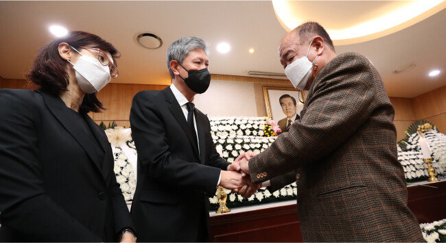 박남선 씨가 10월 27일 노태우 전 대통령 빈소를 조문한 뒤 유족인 노재헌 변호사와 노소영 아트센터 나비 관장을 위로하고 있다. [뉴시스]
